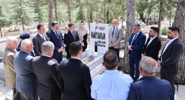 Valimiz Önder BAKAN, Dünya ve Olimpiyat Şampiyonu Milli Güreşçimiz Hamit KAPLAN’ın Mezarını ve Adına Yaptırılan Müze Evi Ziyaret Ettiler.