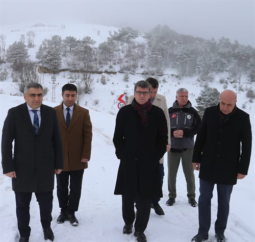 Valimiz Önder BAKAN, Merzifon Derealan Köyünde  Karla Mücadele Ekiplerimizin Yol Açma Çalışmalarını Yerinde İnceledi. 