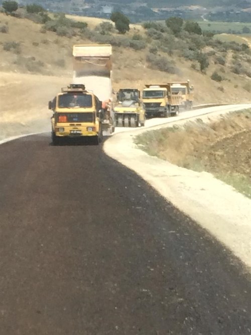 Amasya İl Özel İdaresinin Amasya Merkez Köyleri ve Taşova İlçemiz köy yollarında sathi kaplama asfalt çalışmaları devam ediyor. 